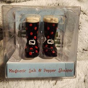 New Grasslands Road Mini Winter Black Red Boots Magnetic Salt & Pepper Shakers
